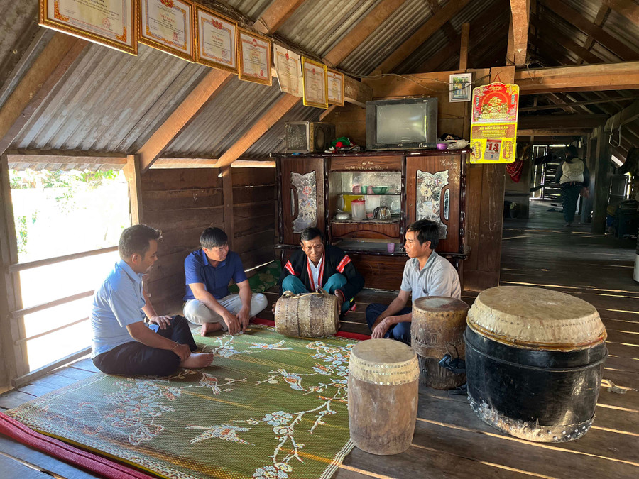 Bên trong ngôi nhà của gia đình ông Kpă Bưn được bố trí, sắp xếp các không gian hợp lý cho 6 người cùng sinh hoạt.