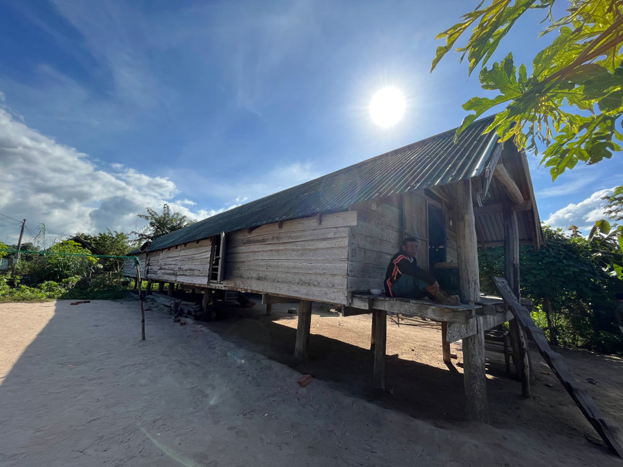 Ngôi nhà của ông Kpă Bưn (buôn Mlăh, xã Phú Cần) dài khoảng 30 m được dựng nên từ năm 2003. Ảnh: P.L