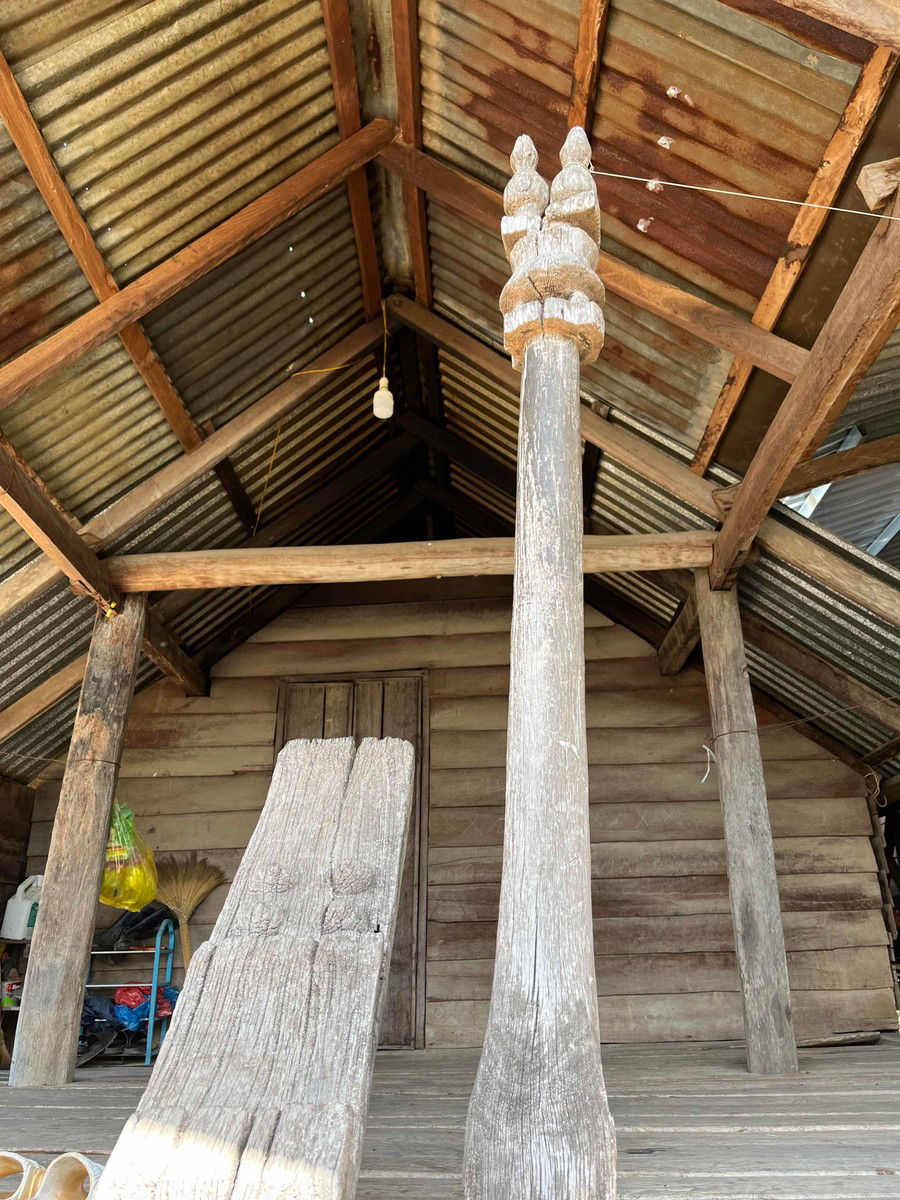 Cầu thang mang đặc trưng của chế độ mẫu hệ của người Jrai. Ảnh: P.L