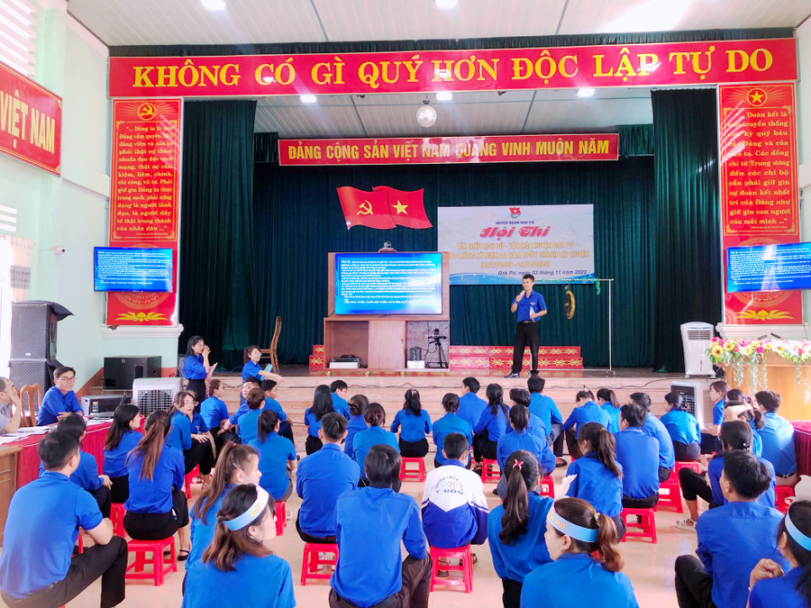 Các đoàn viên tham gia phần thi trắc nghiệm kiến thức đánh chiêng đồng. Ảnh: Lan Anh