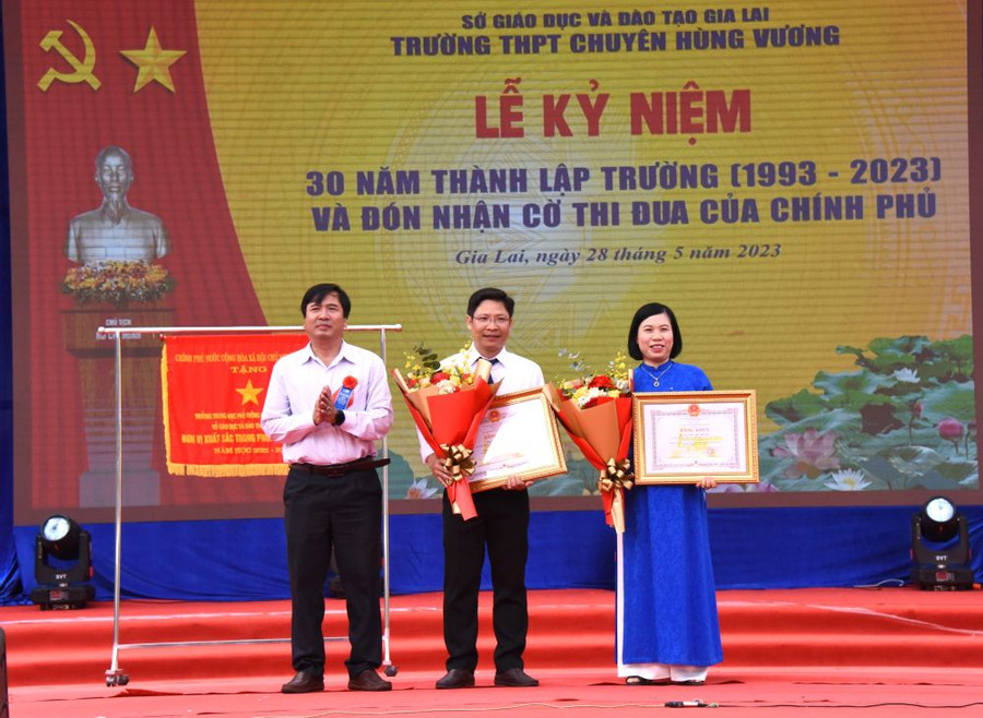 2 giáo viên có thành tích xuất sắc trong các cuộc thi khoa học kỹ thuật, học sinh, sinh viên với ý tưởng khởi nghiệp cấp quốc gia được tặng bằng khen của Chủ tịch UBND tỉnh. Ảnh: Quang Tấn