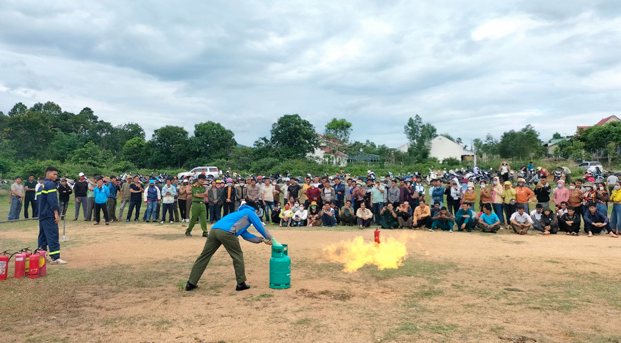 Các học viên được hướng dẫn thực hành sử dụng phương tiện PCCC và cứu nạn, cứu hộ tại chỗ. Ảnh: Minh Ngân