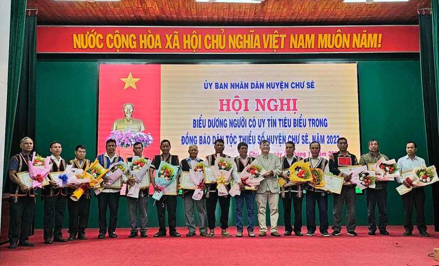 Người có uy tín tiêu biểu được biểu dương tại hội nghị. Ảnh: Mỹ Đức Người có uy tín tiêu biểu được biểu dương tại hội nghị. Ảnh: Mỹ Đức