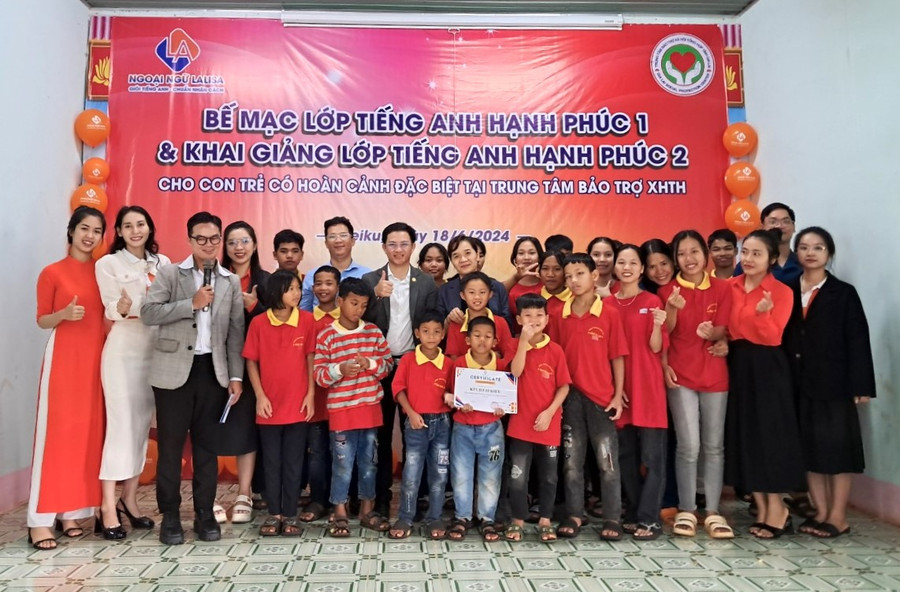 Quang cảnh buổi khai giảng lớp Tiếng anh hạnh phúc 2 tại Trung tâm Bảo trợ xã hội tổng hợp tỉnh. Ảnh: H.Đ.T Quang cảnh buổi khai giảng lớp Tiếng anh hạnh phúc 2 tại Trung tâm Bảo trợ xã hội tổng hợp tỉnh. Ảnh: H.Đ.T