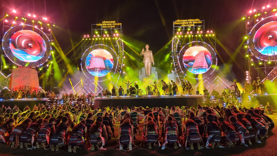 Sân khấu rộng lớn tái hiện không gian văn hóa cồng chiêng Tây Nguyên đầy đặc sắc, đậm chất nghệ thuật. Ảnh: Hà Phương Sân khấu rộng lớn tái hiện không gian văn hóa cồng chiêng Tây Nguyên đầy đặc sắc, đậm chất nghệ thuật. Ảnh: Hà Phương