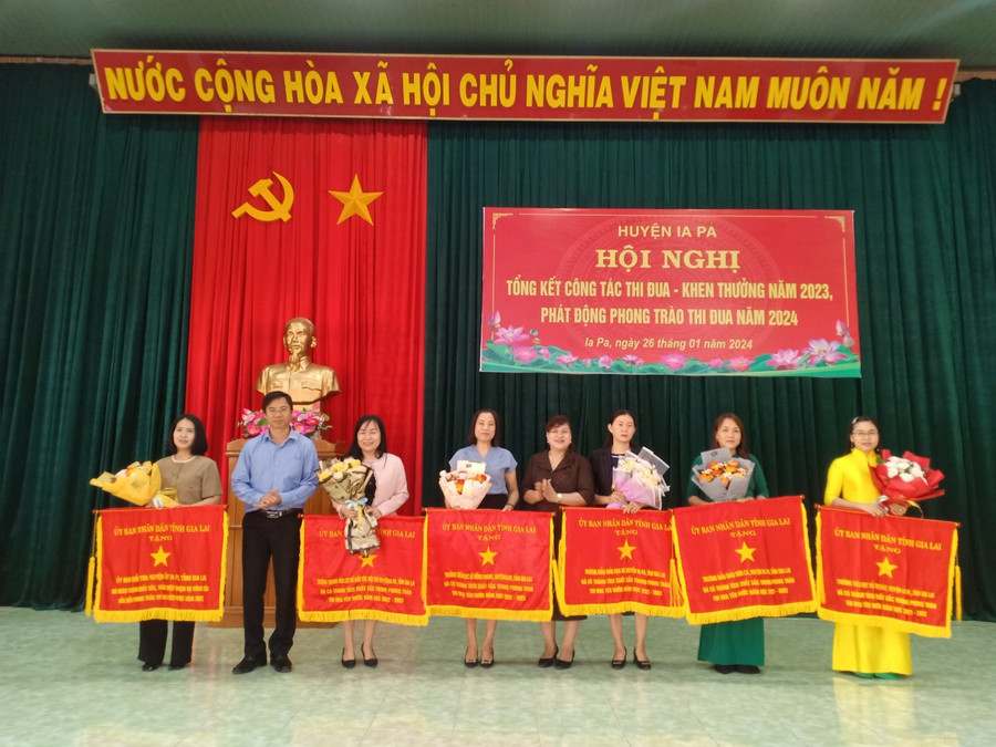 Các tập thể được nhận cờ thi đua của UBND tỉnh. Ảnh: Như Loan Các tập thể được nhận cờ thi đua của UBND tỉnh. Ảnh: Như Loan