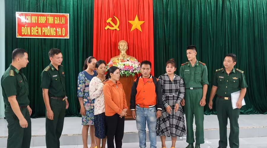 Các nạn nhân được lực lượng chức năng bàn giao cho gia đình. Ảnh: Vĩnh Hoàng