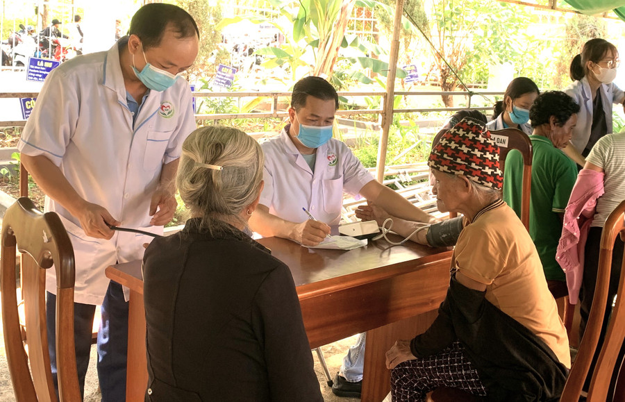 Đoàn công tác khám và phát thuốc cho người dân xã Ia Kreng, huyện Chư Păh. Ảnh: H.Đ.T Đoàn công tác khám và phát thuốc cho người dân xã Ia Kreng, huyện Chư Păh. Ảnh: H.Đ.T