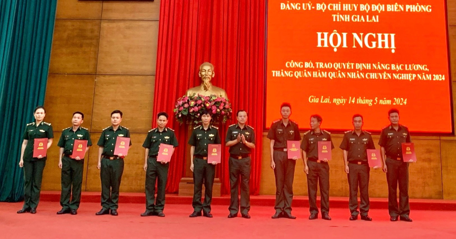 Đại tá Nguyễn Minh Tòng (thứ 5 từ phải sang) trao quyết định cho các đồng chí quân nhân chuyên nghiệp. Ảnh: Kiên Quyết Đại tá Nguyễn Minh Tòng (thứ 5 từ phải sang) trao quyết định cho các đồng chí quân nhân chuyên nghiệp. Ảnh: Kiên Quyết