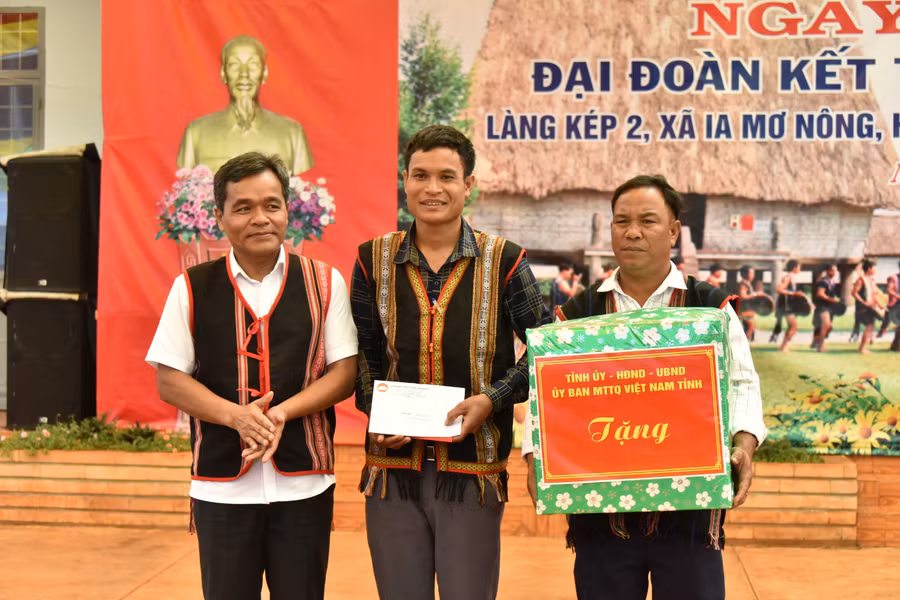 Bí thư Tỉnh ủy Hồ Văn Niên (bìa trái) tặng quà cho làng Kép 2. Ảnh: Đức Thụy