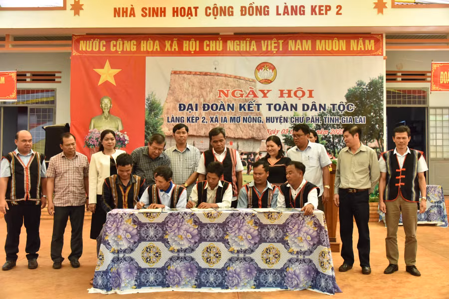 Ban Công tác Mặt trận làng Kép 2 phát động thi đua và kêu gọi toàn thể bà con nhân dân trong làng đoàn kết thực hiện các cuộc vận động và phong trào thi đua yêu nước. Ảnh: Đức Thụy