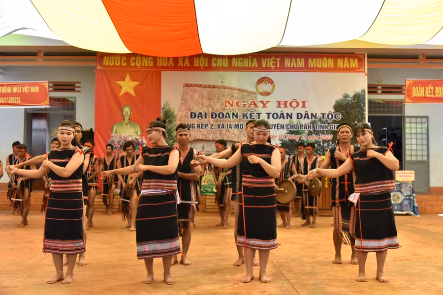 Các chàng trai, cô gái làng Kép 2 say sưa trong điệu cồng chiêng, nhịp xoang tại ngày hội. Ảnh: Đức Thụy