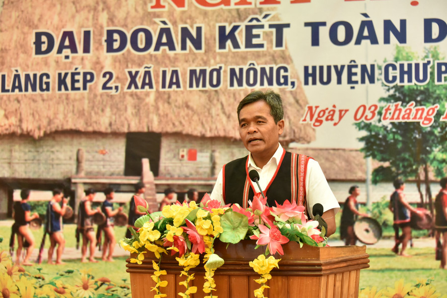 Bí thư Tỉnh ủy Hồ Văn Niên phát biểu tại Ngày hội Đại đoàn kết toàn dân tộc ở làng Kép 2. Ảnh: Đức Thụy