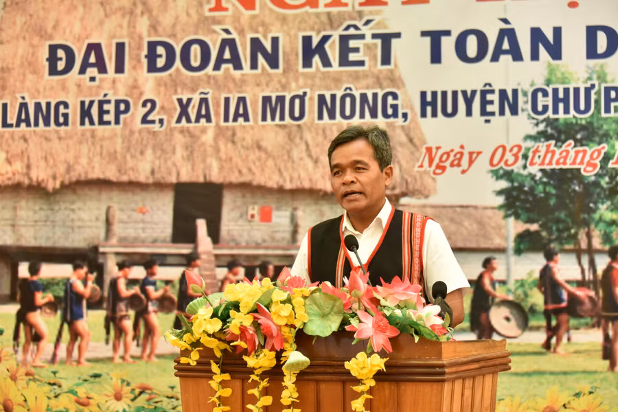 Bí thư Tỉnh ủy Hồ Văn Niên phát biểu tại Ngày hội Đại đoàn kết toàn dân tộc ở làng Kép 2. Ảnh: Đức Thụy