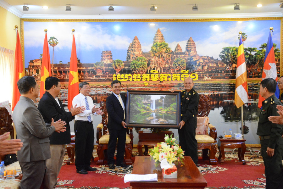 Bí thư Tỉnh ủy Hồ Văn Niên (thứ 4 từ trái sang) trao quà của tỉnh Gia Lai cho Bộ Tư lệnh Quân khu I (Quân đội Hoàng gia Campuchia). Ảnh: Minh Nguyễn