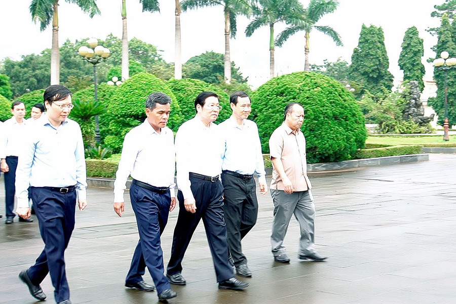 Các đồng chí trong đoàn công tác dâng hương tại Nghĩa trang Liệt sĩ tỉnh. Ảnh: Đức Thụy