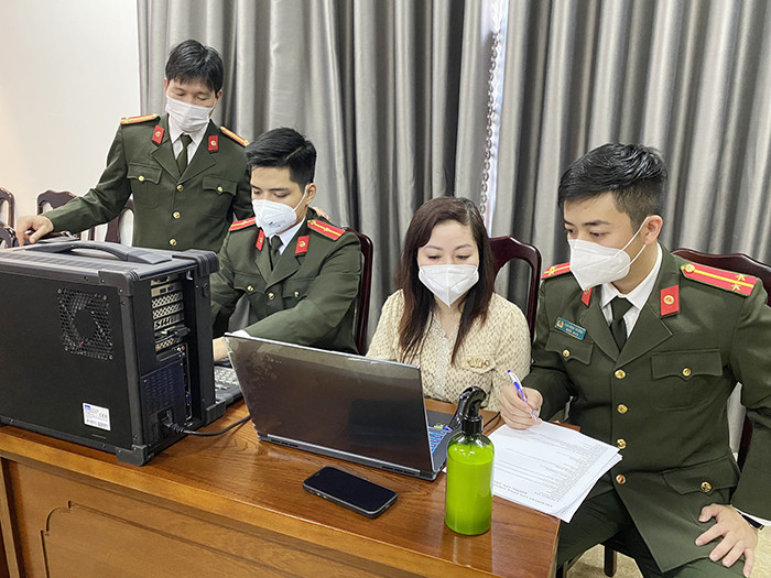Cơ quan Công an kiểm tra dữ liệu máy tính của đối tượng mua bán trái phép thông tin cá nhân. Ảnh nguồn Công an nhân dân Cơ quan Công an kiểm tra dữ liệu máy tính của đối tượng mua bán trái phép thông tin cá nhân. Ảnh nguồn Công an nhân dân