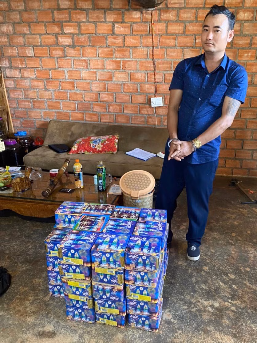 Đối tượng và tang vật. Ảnh Công an huyện Chư Pưh