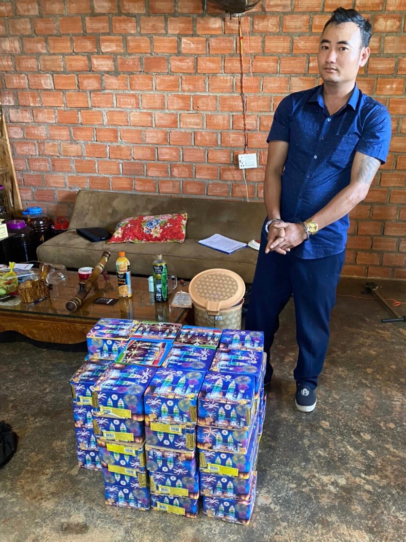 Đối tượng và tang vật. Ảnh Công an huyện Chư Pưh Đối tượng và tang vật. Ảnh Công an huyện Chư Pưh