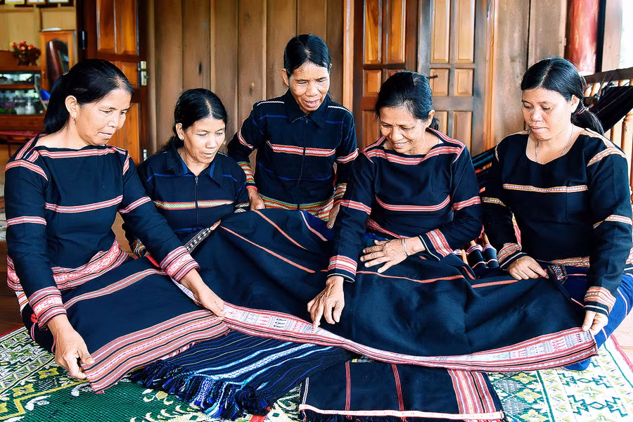 Chị em trong các buôn, làng sửa soạn lại khung cửi, truyền dạy và học hỏi lẫn nhau để phát triển, nâng tầm giá trị nghề dệt truyền thống của dân tộc.