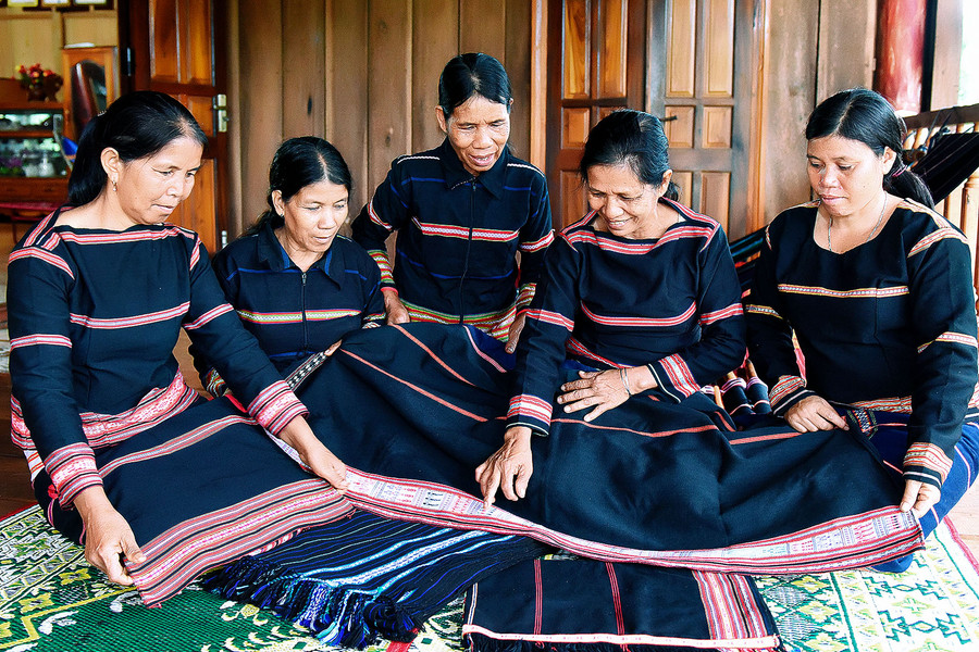 Chị em trong các buôn, làng sửa soạn lại khung cửi, truyền dạy và học hỏi lẫn nhau để phát triển, nâng tầm giá trị nghề dệt truyền thống của dân tộc.