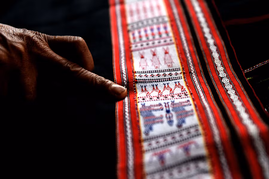 Hoa văn trên thổ cẩm của người Jrai, Bahnar là sự cách điệu, hình tượng hóa các sự vật, sự việc diễn ra trong đời sống sinh hoạt hàng ngày như cây nêu, nhà rông, con chim, múa xoang, biểu diễn cồng chiêng...