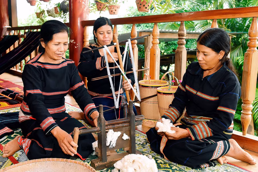 Bông hái về được phơi khô, sau đó bật cho tơi rồi vo thành từng cục bông nhỏ, tiếp đến là xe thành chỉ bằng một dụng cụ quay sợi.