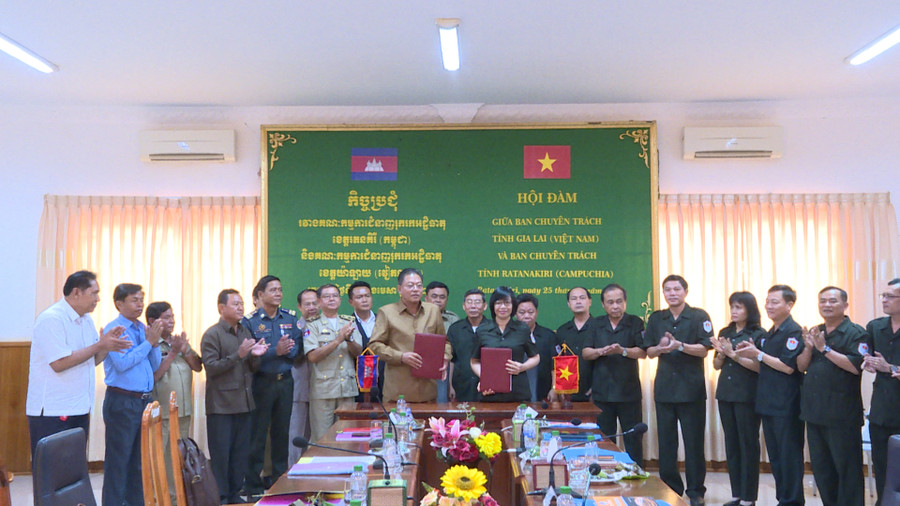Ban Chuyên trách 2 tỉnh Gia Lai và Rattanakiri thống nhất thời gian tổ chức lễ cầu siêu, lễ tiễn, bàn giao hài cốt liệt sĩquân tình nguyện và chuyên gia Việt Nam hy sinh qua các thời kỳ chiến tranh trên đất bạn Campuchia. Ảnh: Đoàn Bình