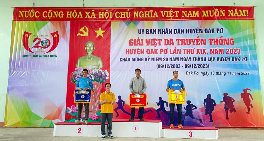 Ban tổ chức Giải việt dã truyền thống huyện Đak Pơ trao giải cho các đơn vị có thành tích xuất sắc. Ảnh: Tuyết Mai