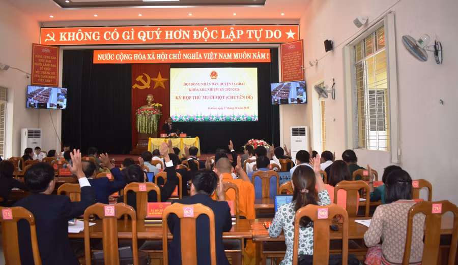 Đại biểu HĐND huyện Ia Grai biểu quyết thông qua các nghị quyết. Ảnh: Minh Thoan