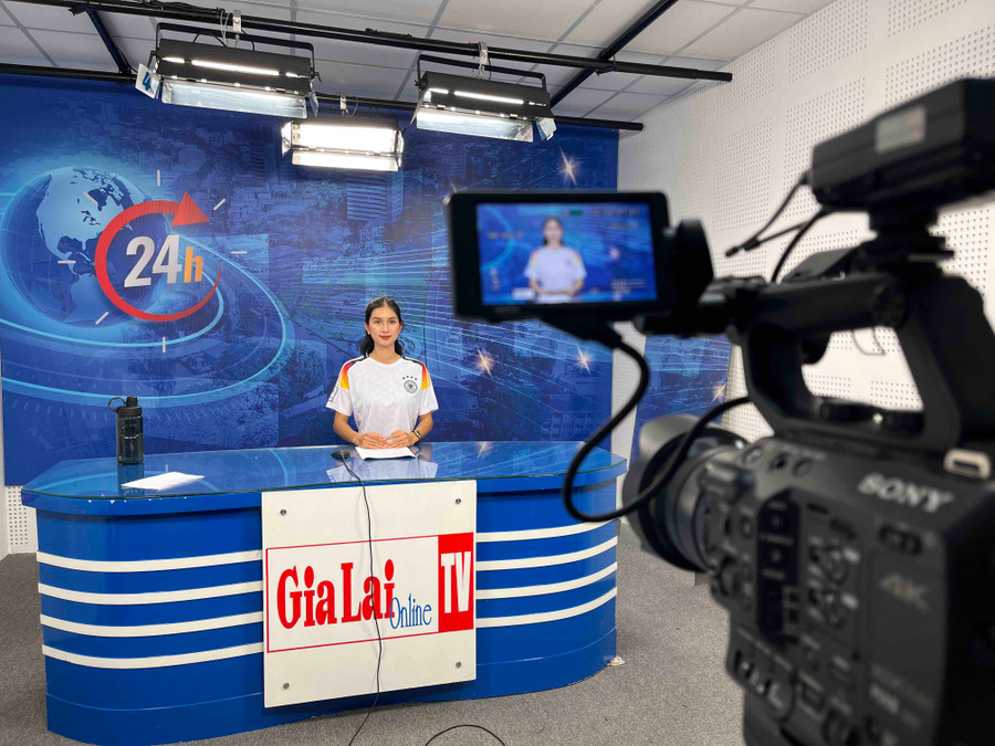 Phát thanh viên Báo Gia Lai chuẩn bị cho các tập nội dung chương trình Đồng hành cùng Euro 2024. Ảnh: P.V Phát thanh viên Báo Gia Lai chuẩn bị cho các tập nội dung chương trình Đồng hành cùng Euro 2024. Ảnh: P.V