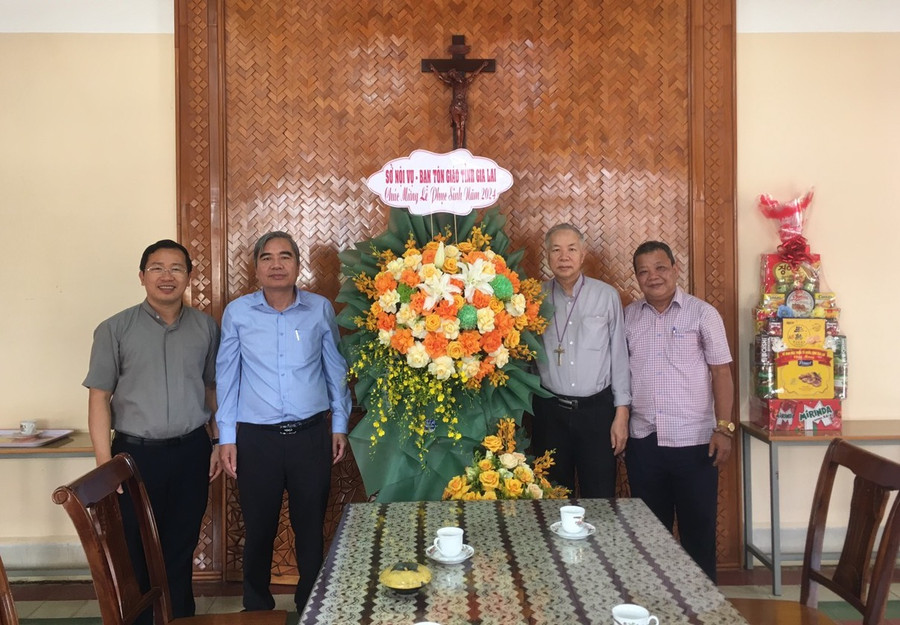 Ông Hồ Hải Tần-Phó Giám đốc Sở Nội vụ, Trưởng Ban Tôn giáo tỉnh Gia Lai (bìa phải) thăm, chúc mừng Tòa Giám mục Giáo phận Kon Tum, tỉnh Kon Tum. Ảnh: Phước Đặng