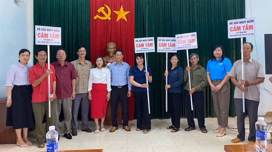 Lãnh đạo Công ty TNHH Sơn Huyền Phát và Ban Chỉ đạo Phòng-chống thiên tai-Cứu nạn cứu hộ huyện Ia Grai trao bảng phòng tránh đuối nước cho thị trấn Ia Kha. Ảnh: Phương Lộc