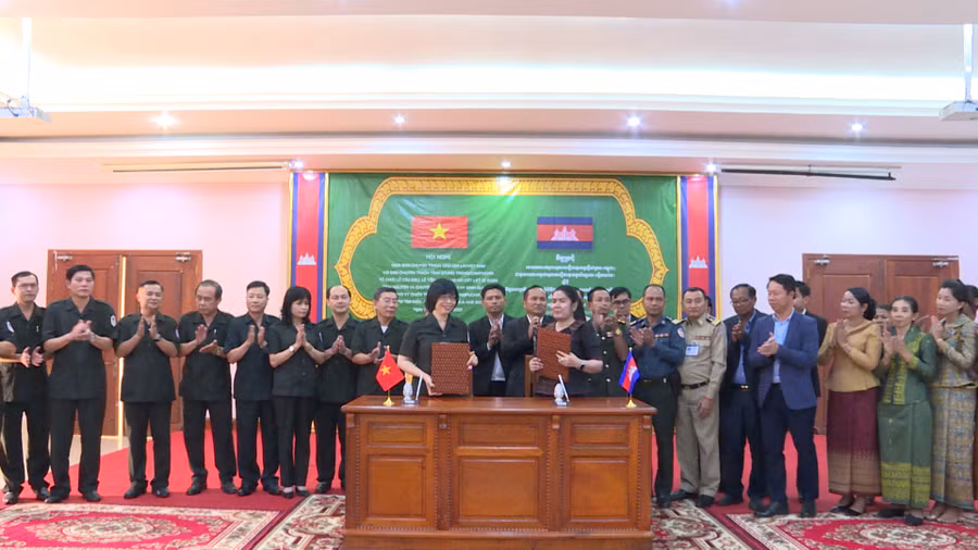 Ban Chuyên trách tỉnh Gia Lai và Ban Chuyên trách tỉnh Stung Treng (Vương quốc Campuchia) ký kết quy chế phối hợp. Ảnh: Đoàn Bình