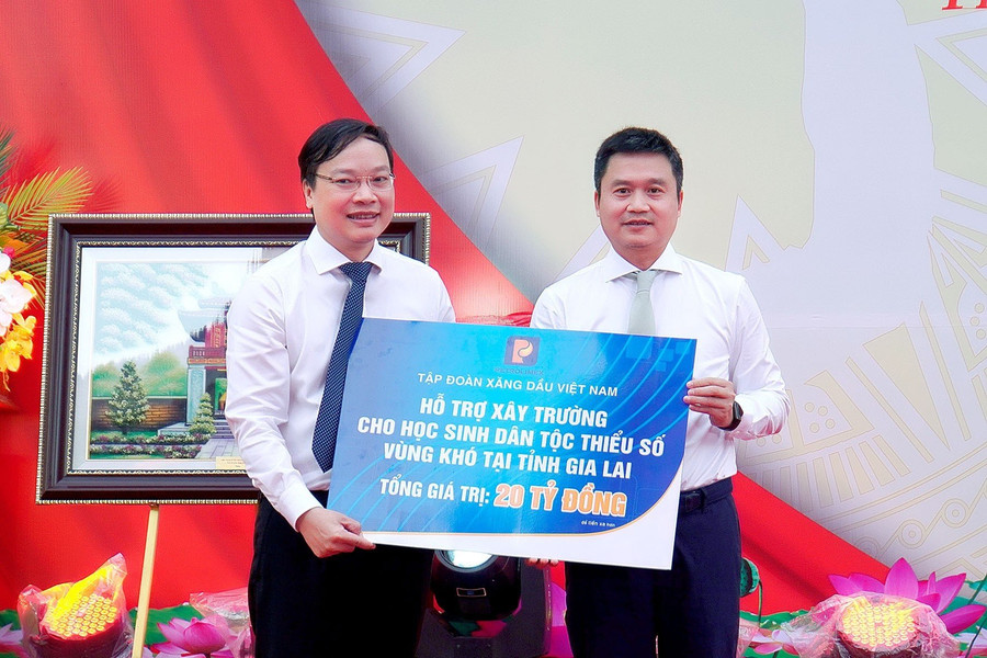 Thay mặt tỉnh Gia Lai, Chủ tịch UBND tỉnh Trương Hải Long (bìa trái) nhận bảng tượng trưng số tiền 20 tỷ đồng do Tập đoàn Xăng dầu Việt Nam hỗ trợ xây trường cho học sinh dân tộc thiểu số vùng khó tại tỉnh. Ảnh: Đức Thụy Thay mặt tỉnh Gia Lai, Chủ tịch UBND tỉnh Trương Hải Long (bìa trái) nhận bảng tượng trưng số tiền 20 tỷ đồng do Tập đoàn Xăng dầu Việt Nam hỗ trợ xây trường cho học sinh dân tộc thiểu số vùng khó tại tỉnh. Ảnh: Đức Thụy
