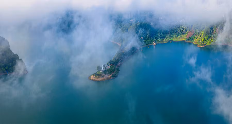 Biển Hồ mùa mây luồn.