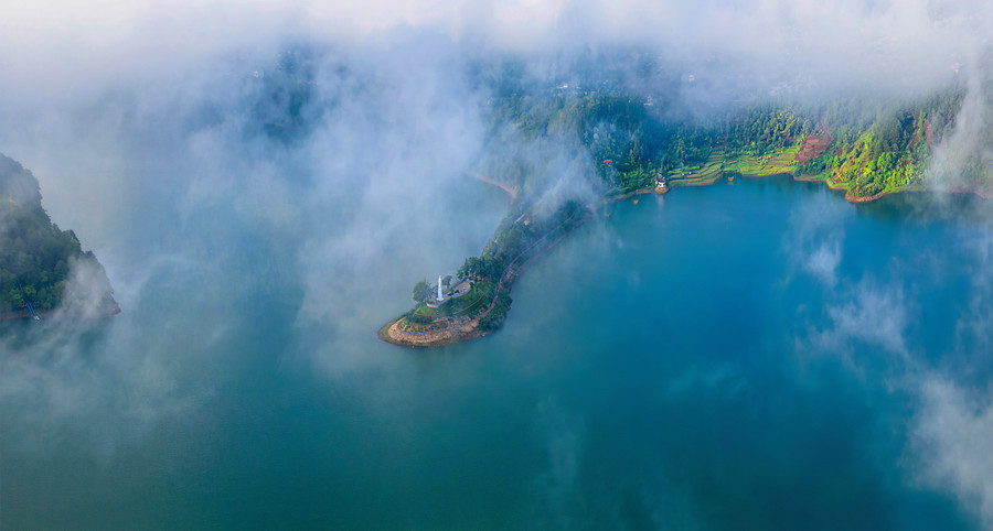 Biển Hồ mùa mây luồn.