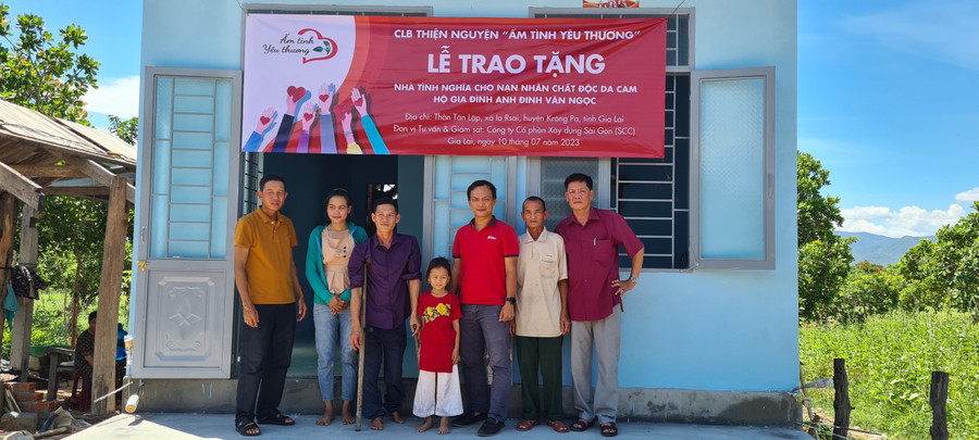Đoàn công tác trao nhà cho gia đình anh Đinh Văn Ngọc, thôn Tân Lập, xã Ia Rsai, huyện Krông Pa. Ảnh: Quang Ngọc Đoàn công tác trao nhà cho gia đình anh Đinh Văn Ngọc, thôn Tân Lập, xã Ia Rsai, huyện Krông Pa. Ảnh: Quang Ngọc