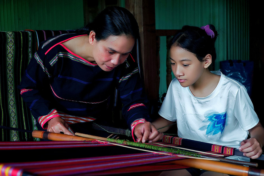 Tình yêu đối với nghề dệt thổ cẩm ngày càng được nhân lên trong mỗi ngôi làng.
