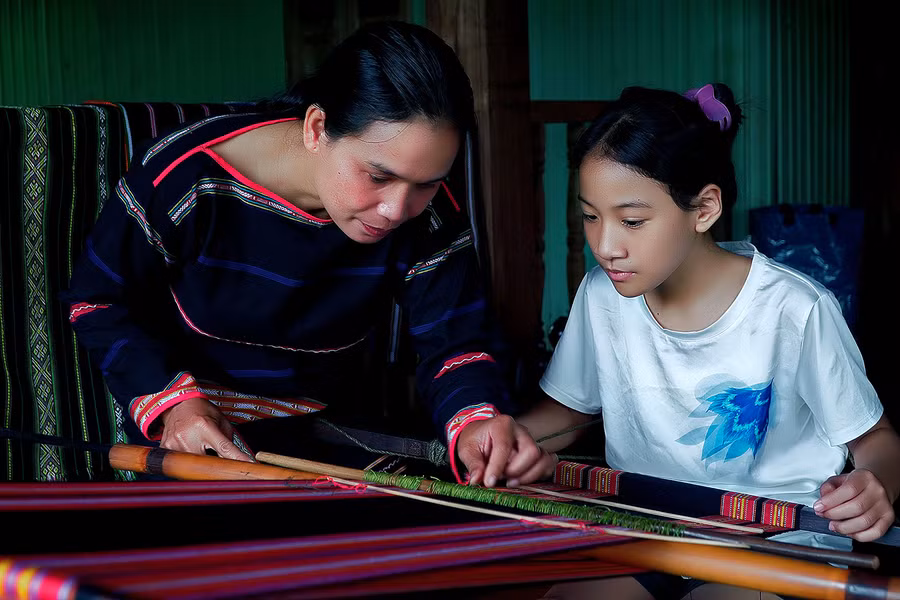 Tình yêu đối với nghề dệt thổ cẩm ngày càng được nhân lên trong mỗi ngôi làng.