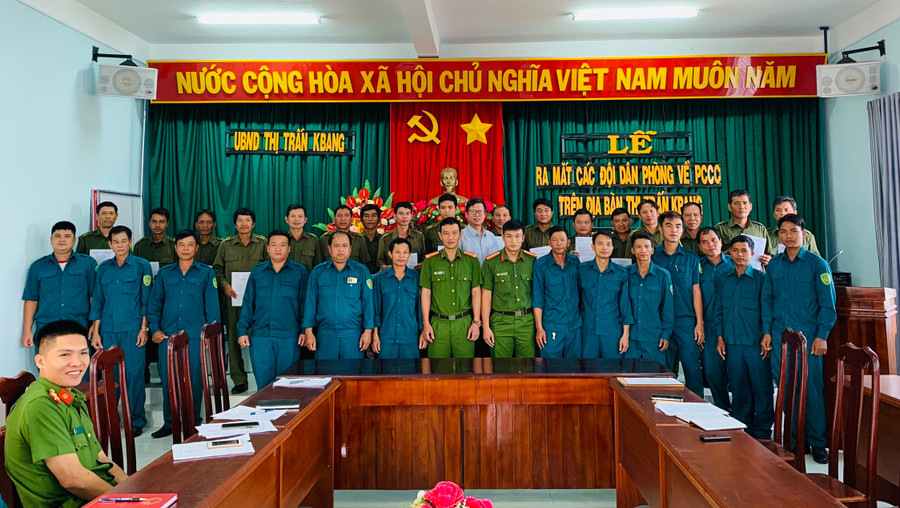 Thị trấn Kbang tổ chức ra mắt các đội dân phòng về PCCC ở tổ dân phố, làng trên địa bàn. Ảnh: Minh Ngân