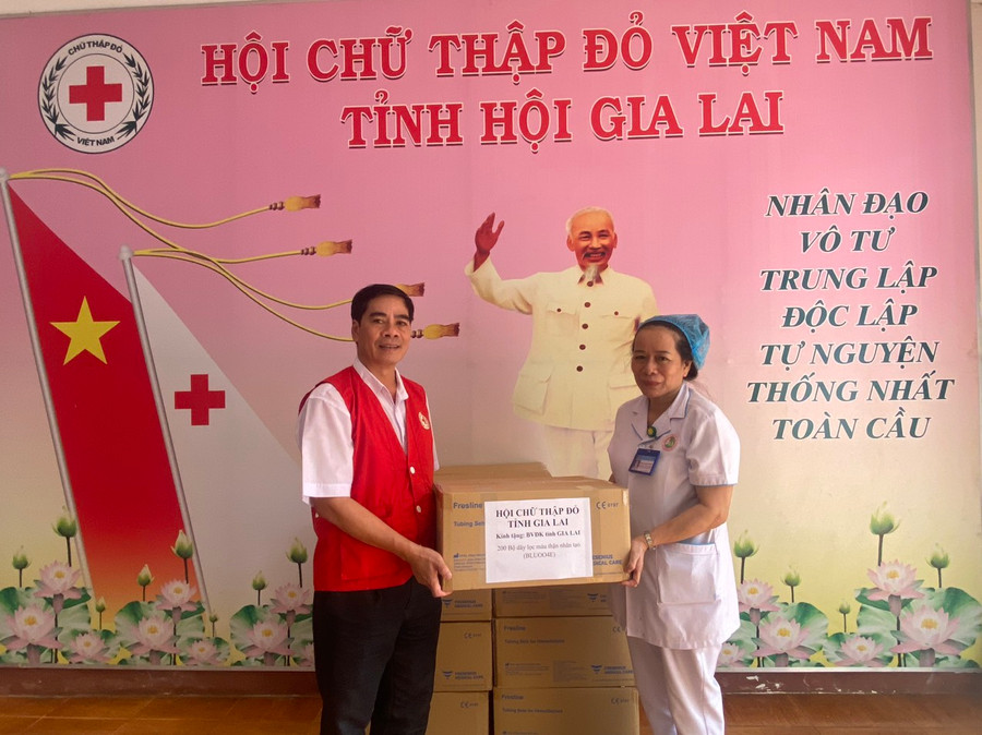 Lãnh đạo Hội Chữ thập đỏ tỉnh trao bộ dây lọc máu thận nhân tạo cho Khoa Hồi sức tích cực-Chống độc. Ảnh: Hồng Ngọc