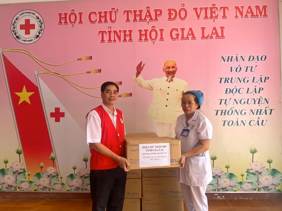 Lãnh đạo Hội Chữ thập đỏ tỉnh trao bộ dây lọc máu thận nhân tạo cho Khoa Hồi sức tích cực-Chống độc. Ảnh: Hồng Ngọc