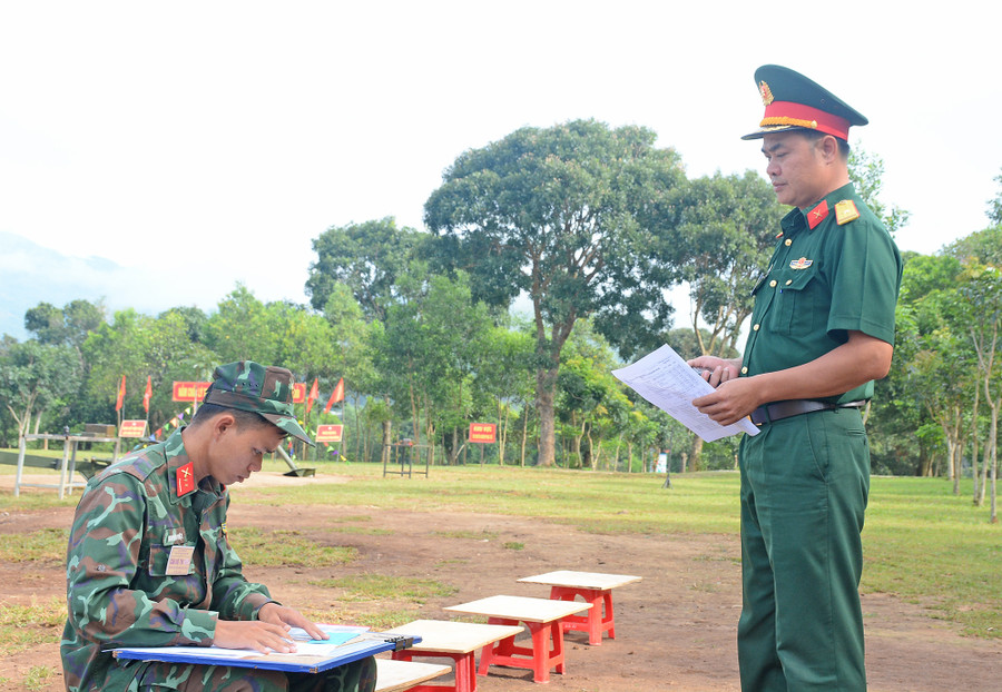 Thí sinh thực hành thi tiêu chuẩn 16, tính lượng sửa riêng khẩu độ. Ảnh: Sơn Tùng
