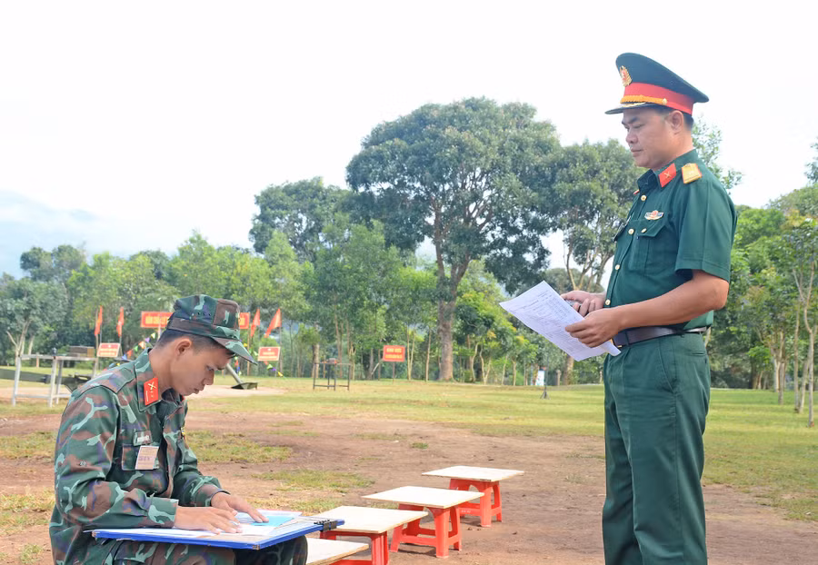 Thí sinh thực hành thi tiêu chuẩn 16, tính lượng sửa riêng khẩu độ. Ảnh: Sơn Tùng
