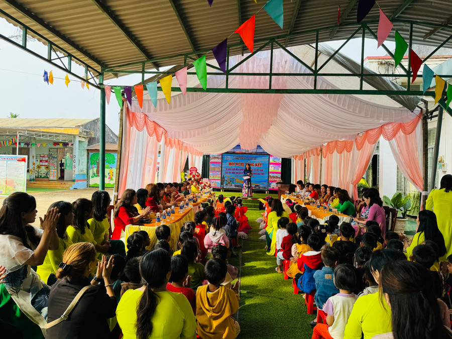 Các giáo viên mầm non thường xuyên lồng ghép trong hoạt động nuôi dưỡng, giáo dục, chăm sóc trẻ về những kỹ năng sơ đẳng khi tham gia giao thông. Ảnh: Minh Thoan Các giáo viên mầm non thường xuyên lồng ghép trong hoạt động nuôi dưỡng, giáo dục, chăm sóc trẻ về những kỹ năng sơ đẳng khi tham gia giao thông. Ảnh: Minh Thoan