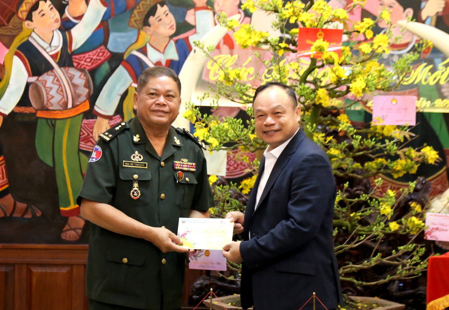 Phó Chủ tịch UBND tỉnh Dương Mah Tiệp (bìa phải) tặng quà thành viên đoàn công tác của Bộ Tư lệnh Quân khu 1, Quân đội Hoàng gia Campuchia. Ảnh: Phương Linh