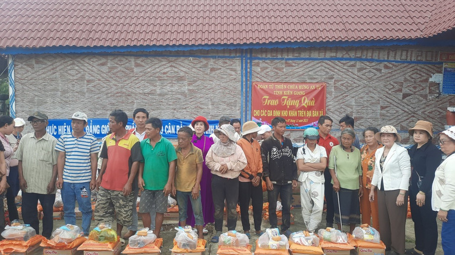 Đoàn từ thiện tặng quà cho đồng bào dân tộc thiểu số nghèo, khó khăn xã Yang Trung, huyện Kông Chro. Ảnh: Xuân Thoại