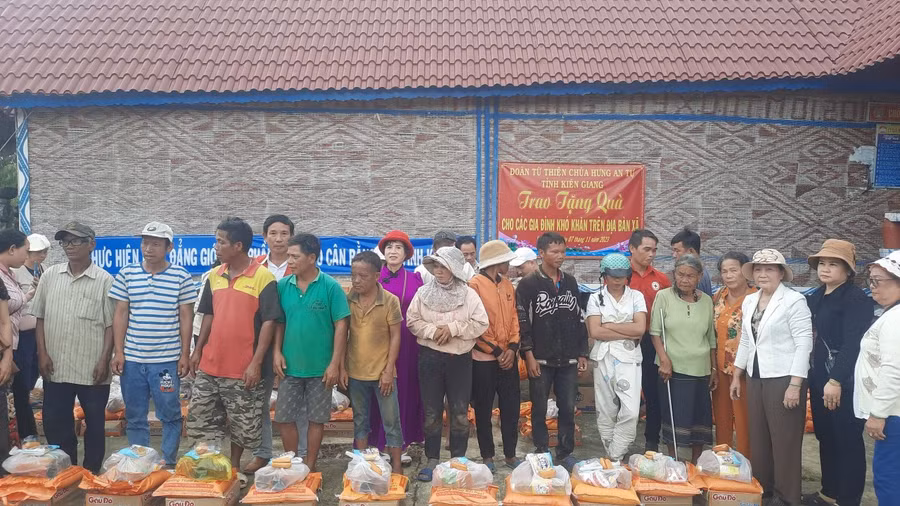 Đoàn từ thiện tặng quà cho đồng bào dân tộc thiểu số nghèo, khó khăn xã Yang Trung, huyện Kông Chro. Ảnh: Xuân Thoại