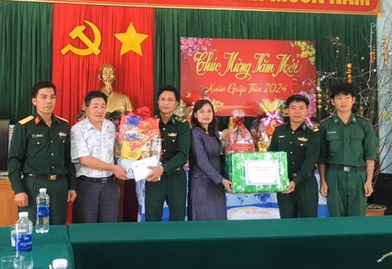 Đoàn công tác huyện Kbang tặng quà cho các chiến sĩ Đồn Biên phòng Ia Pnôn. Ảnh: Hà Duyệt